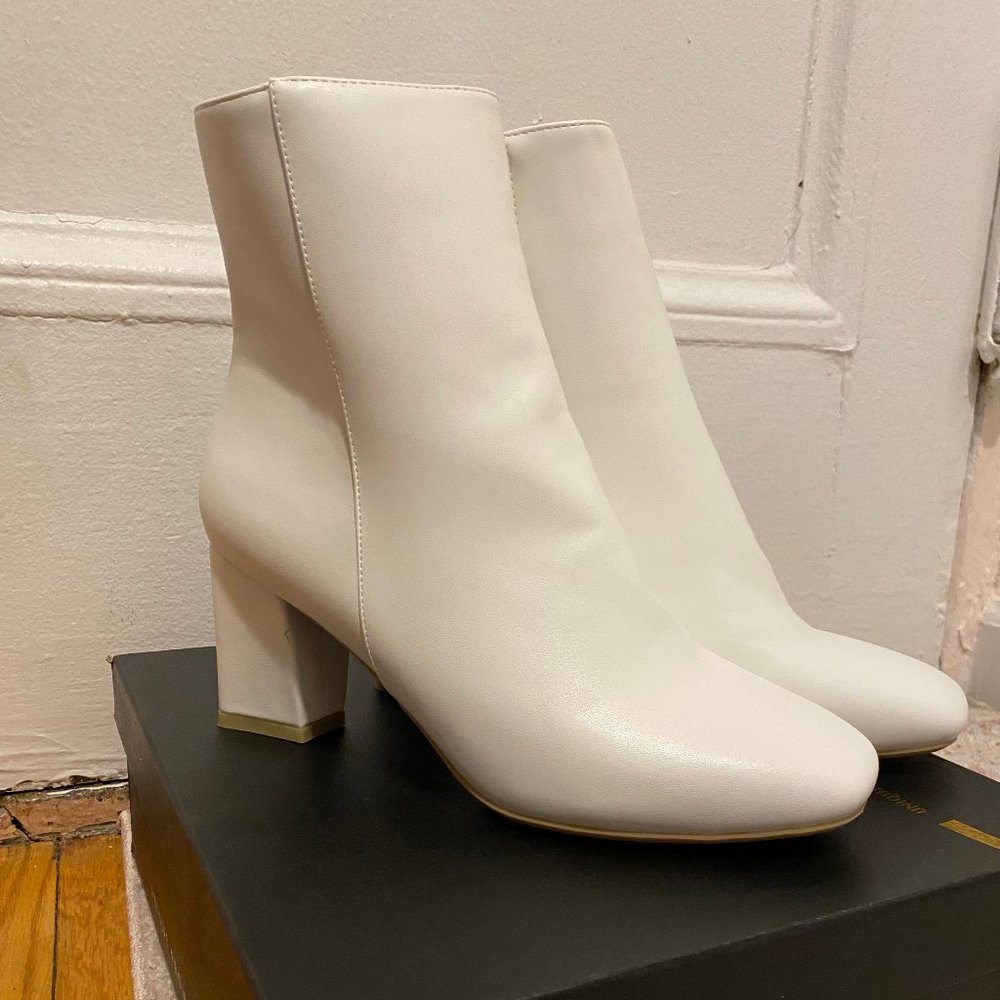 NWT White ankle booties size 9